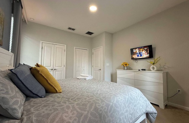 Modern 4-bed home w pool and Disney-themed rooms