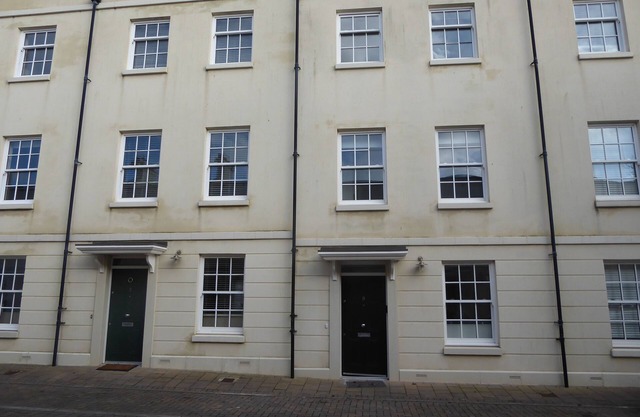 Modern 4 bed Townhouse in Mountwise with study