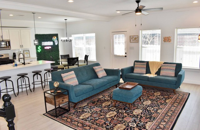 Modern 4-bedroom 2.5 Bath Home Minutes from Downtown Houston, Wifi, 2Car Garage