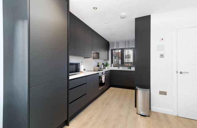 Modern 4 Bedroom House 01 With Parking in Farnham Royal, Slough
