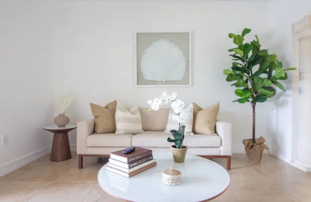 Modern 4 Bedroom House with Canal View and Hot Tub