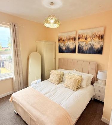 Modern 4 bedroom property 8 beds wifi smart tv games room pool table