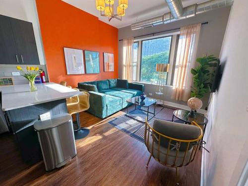 Modern 420- Friendly 3BR Unit Near McCormick Place, University of Illinois Chicago and Soldier Field