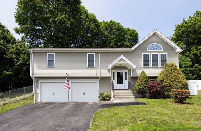 Modern 4BR Escape in Worcester AC Huge Yard Fast WiFi