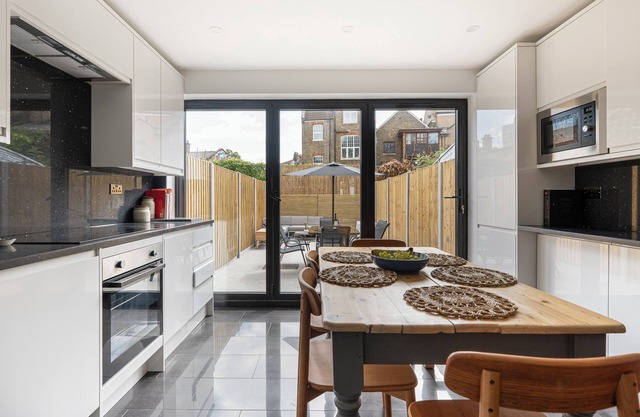 Modern 5-BR house short walk to Brick Lane and Spitalfields Market!