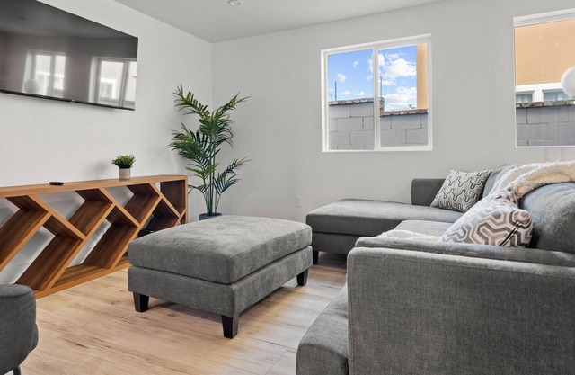 MODERN 5 BR in LA Arts District w/Game Room & WiFi