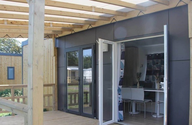 Modern 6-person chalet in the Frisian countryside, 3 bedrooms and WiFi