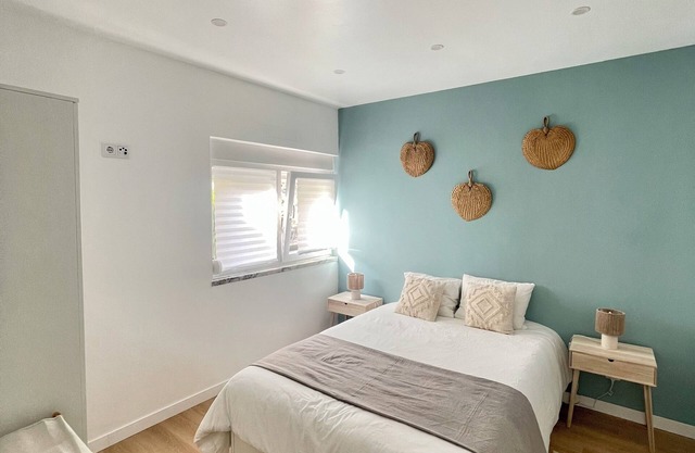 Modern Apartment in São Martinho: 5 Min from the Beach, Pool, Parking