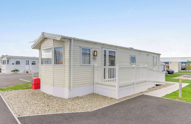 Modern and contemporary 12ft-wide caravan with two twin.