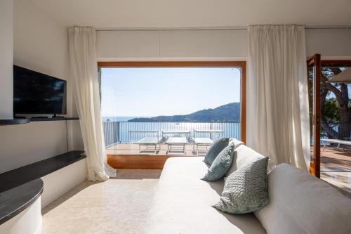 Modern and Elegant apartment with a spacious sea view terrace overlooking Palmaria Island Bright designer interiors Fully equipped Up to 6 guests Private parking Aircon All the comforts for a perfect stay