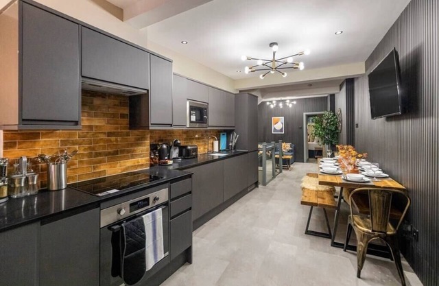 Modern and Funky 3-BR Flat with Games Room and Sauna