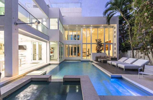 Modern and luxuous Beach Mansion, heated salt water pool and spa.