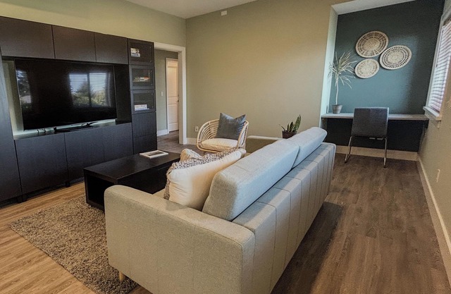 Modern and spacious hilltop suite close to all amenities.