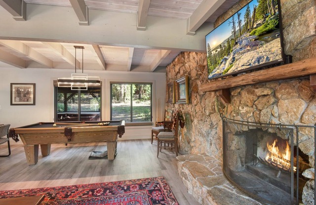Modern and Updated 4 BDR Home in Tahoe Vista – Close to Northstar and Truckee!