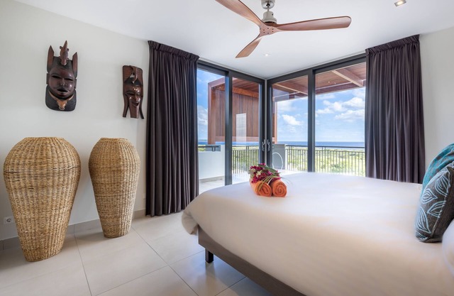 Modern apartment w/180° sea views & shared pool