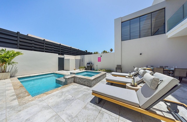 Modern Apartment 1 Minute WALK TO BEACH!