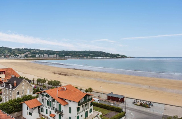 Modern apartment 75m from the beach with balcony and wifi