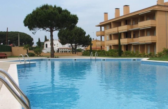 Modern Apartment - Gardens/Pool/WIFI/AIRCON/PARKING - D201, 3 Beds, Shared Pool, Aircon, WiFi, Parki