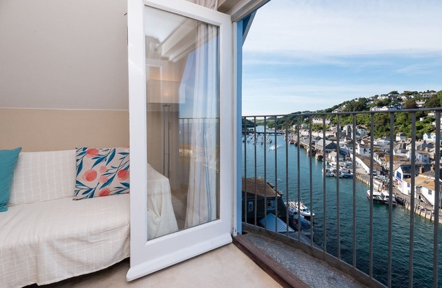 Modern apartment with fabulous views, close to town and beach.