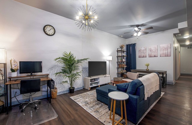 Modern Apt Near U of Chicago!