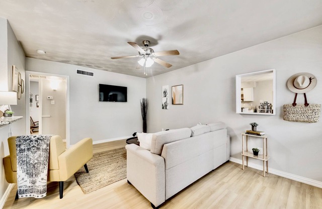 Modern Artistic Flat - ARBORETUM TICKETS INCLUDED