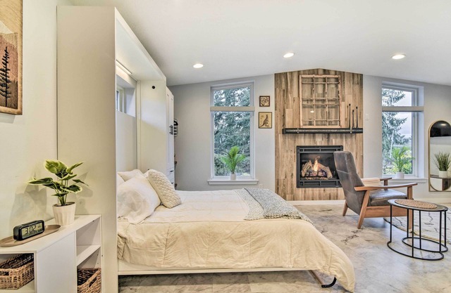 Modern Aurora Studio w/Private Patio