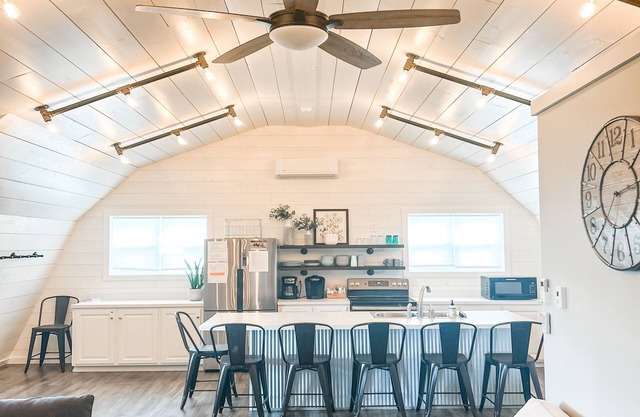 Modern Barn Stay near Berlin-in Amish Country