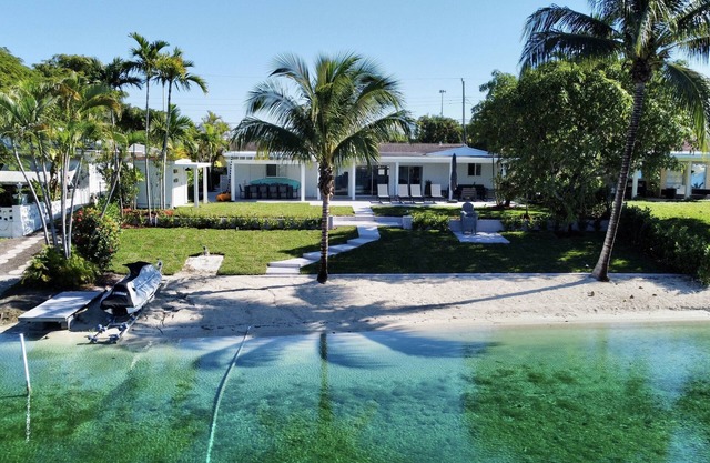 Modern Beach LakeFront House in Miami !