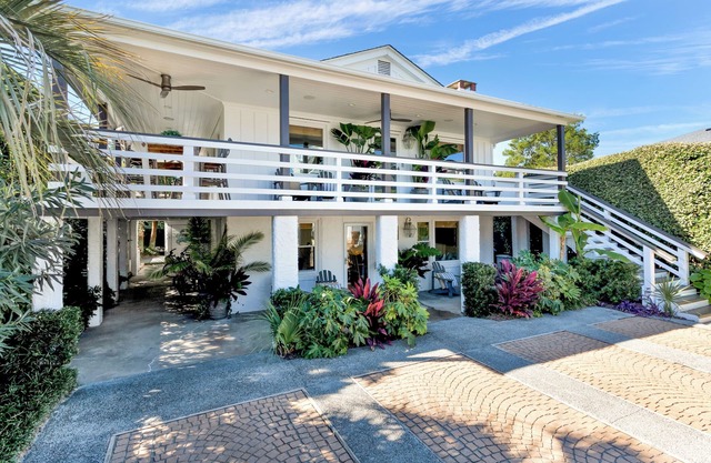 Modern Beachy Oasis Cottage ! Just steps to the Ocean!