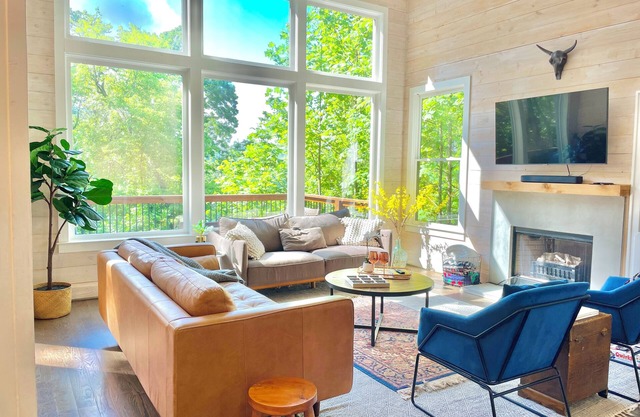 Modern Blue Cabin Retreat w/Mtn Views, Arcades & 5min to Downtown - Sleeps 10
