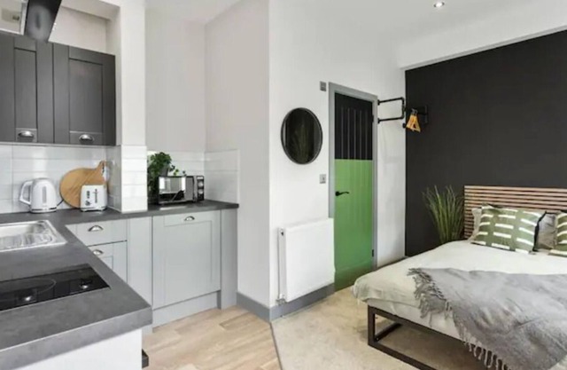 Modern & Bright 1 Bedroom Studio Apt