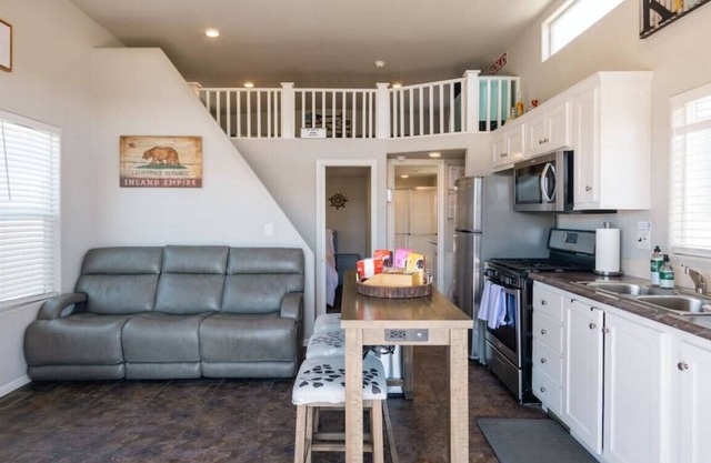 Modern + Bright 1BR/1BA Tiny House on the River!