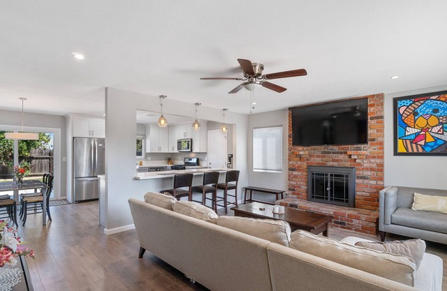 Modern & bright home in North San Diego w/ new appliances & a patio!