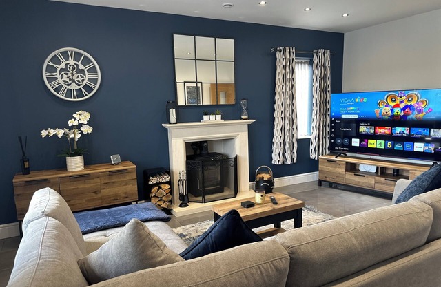 Modern Bungalow with Hot Tub & Outdoor Cinema