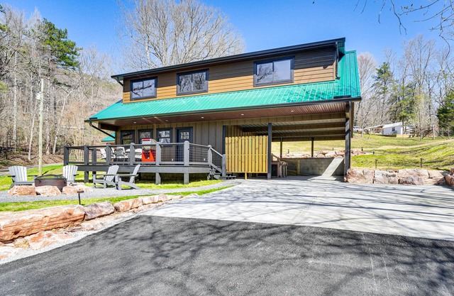 Modern Cabin w/Hot Tub: Near Tail of the Dragon!