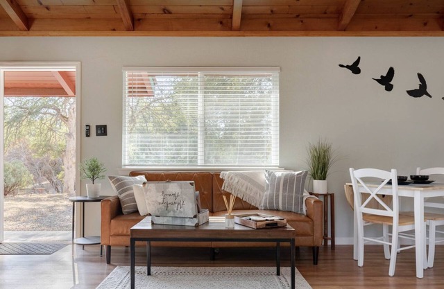 Modern Cabin with Private Jacuzzi - Casa de Manzanita