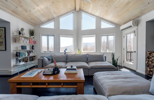 Modern Catskills cabin - 5 mins from Belleayre Mtn. Panoramic Views + Hot Tub.