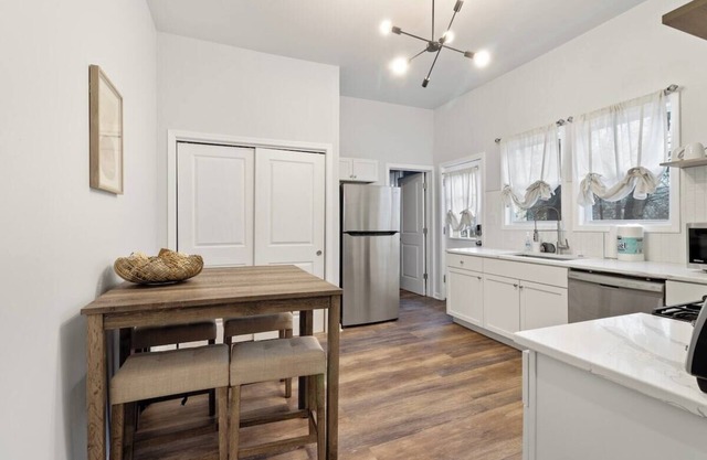 Modern & Central Single Level abode: 3 King beds