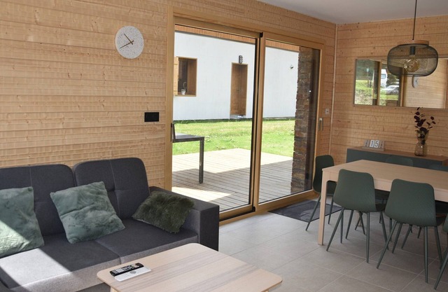 Modern Chalet - Near Center, Sleeps 8, Parking, Close to Cable Car, Pool & Ice Rink