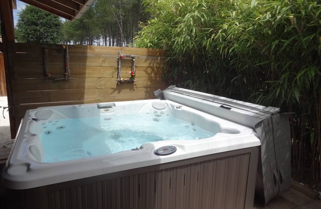 Modern chalet and cozy private Jacuzzi, calm facing the forest, near lake and ocean