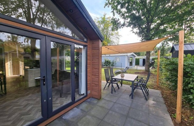 Modern chalet retreat with spacious garden in the Veluwe.