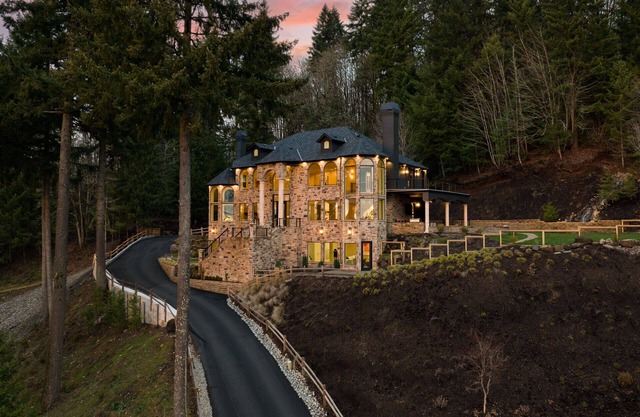 Modern Chateau on private hillside with breathtaking views of the Columbia River