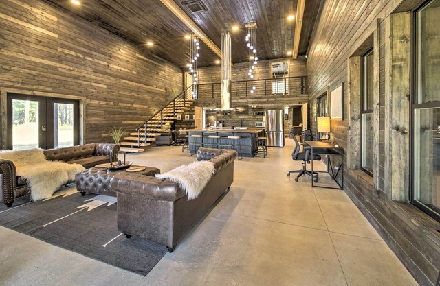 Modern Chattaroy Cabin: 24 Mi to Mt Spokane!