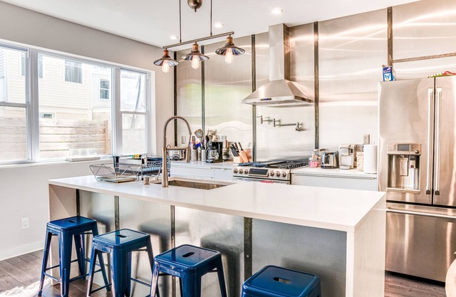 Modern, Chef's Kitchen, Rooftop Deck, 6 Beds, 3 Spa-Like Bathrooms