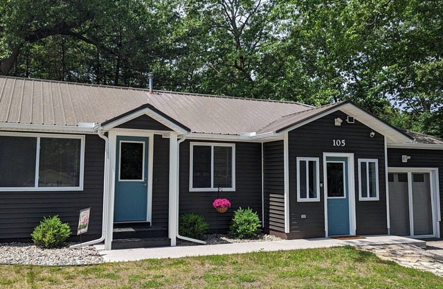 Modern,Clean Cottage, 1 block from the lake and close to town
