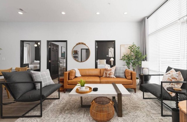 Modern Comfort 8 Beds, 4 Bedroom Walk to Restaurants, Bars, Coffee