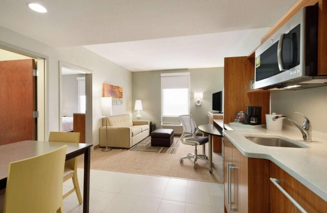 Modern Comfort: FREE Parking, Pets Allowed & Breakfast Treat in Florida City!
