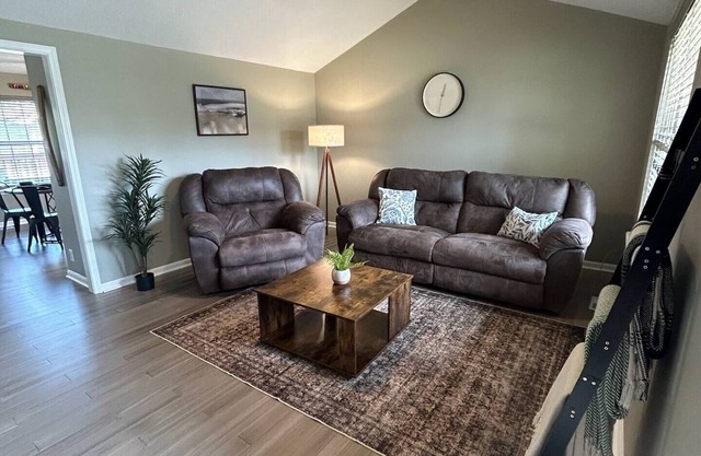 Modern Comfort n Bourbon Trail & Derby Fenced yard full kitchen parking