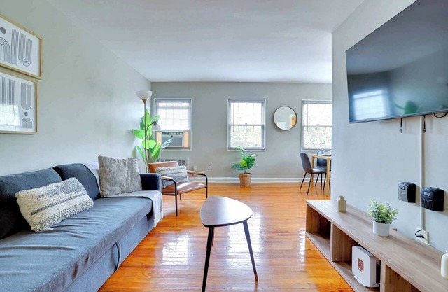 Modern Comfort w/Gym | Apt in Alexandria