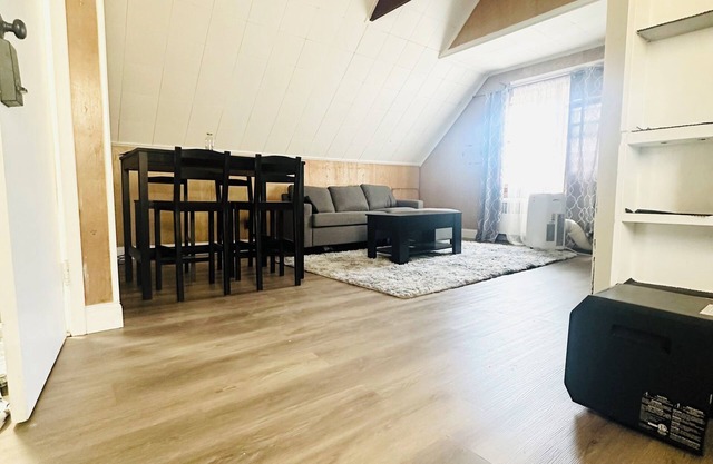 Modern & Comfortable Apt 3 mins walk to usb arena in the Heart of Queens Village